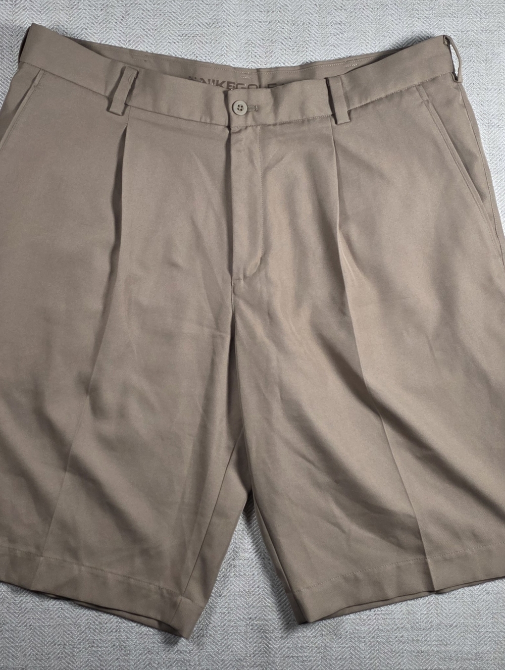 Nike Golf Men’s Pleated Chino Shorts Khaki Tan Size 35 Polyester Breathable